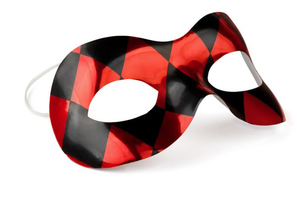 ماسک کارناوال قرمز و سیاه جدا شده روی سفید