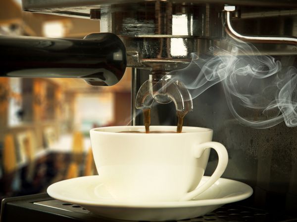 دستگاه قهوه ساز برای تهیه فنجان قهوه