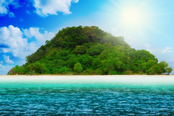 ساحل استوایی آفتابی زیبا در بهشت جزیره در میان دریا