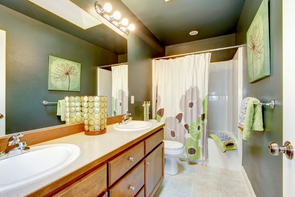 حمام سبز با کابینت چوبی و وان دوش