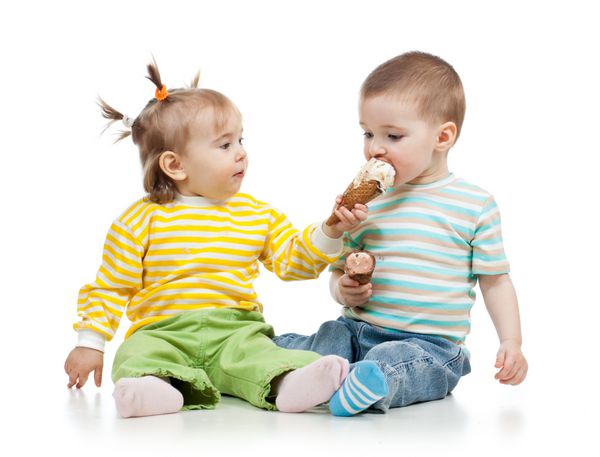 نوزاد دختر و پسر در حال خوردن بستنی با هم در استودیو ایزوله