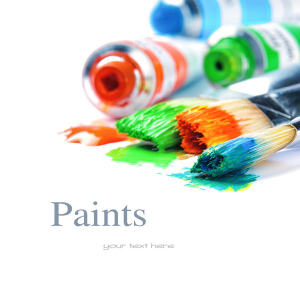 رنگ‌های رنگارنگ و قلم‌های هنرمند جدا شده روی سفید