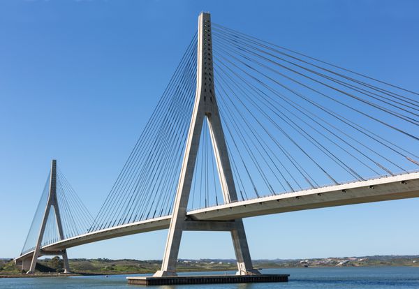 پل بین‌المللی پرتغال و اسپانیا را بر روی رودخانه گوادیانا به هم متصل می‌کند