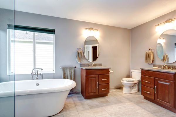 فضای داخلی حمام مدرن لوکس جدید خاکستری زیبا با دو سینک جداگانه