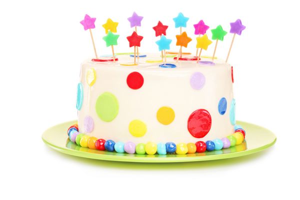 کیک تولد رنگارنگ با تزئینات جدا شده در زمینه سفید
