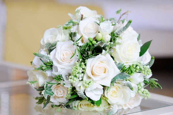 نزدیک روز عروسی عروس دسته گل رز سفید