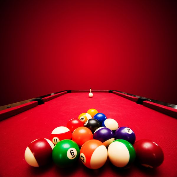 بازی استخر Billards توپ ها را به صورت مثلثی رنگ کنید که به سمت توپ نشانه ای می رود میز پارچه ای قرمز
