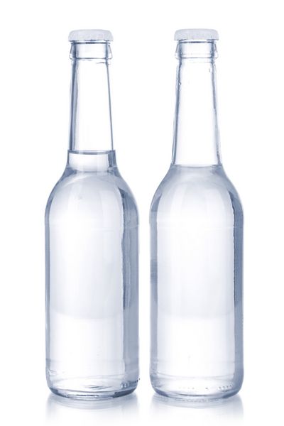 بطری های آب جدا شده روی سفید