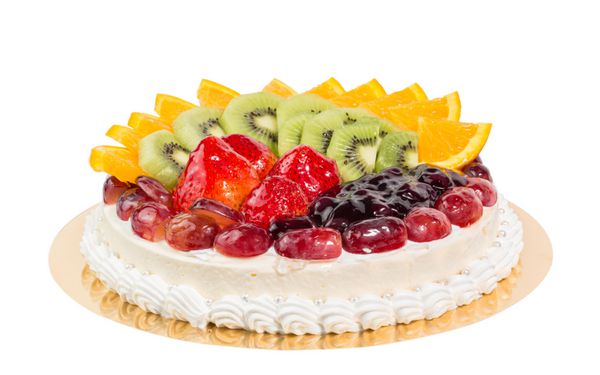 کیک پنیر میوه ای جدا شده روی سفید