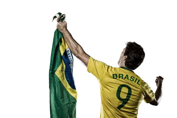 فوتبالیست برزیلی در حال جشن گرفتن با هواداران در پس زمینه سفید