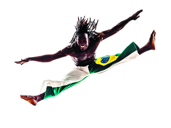 یک رقصنده مرد سیاهپوست برزیلی برزیلی در حال رقص کاپوئرا در پس زمینه سفید