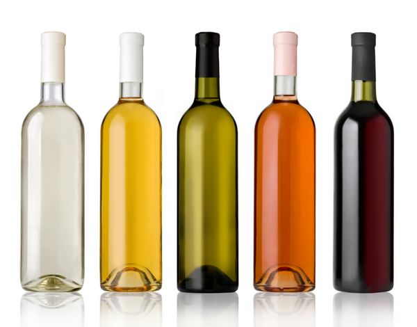مجموعه ای از بطری های شراب سفید رز و قرمز جدا شده در پس زمینه سفید
