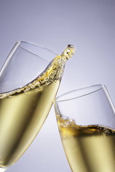 دو لیوان شامپاین برشته شده از نمای نزدیک