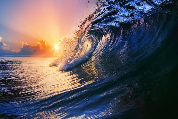 قالب طرح تابستانی غروب آفتاب گرمسیری که موج موج سواری اقیانوس زیبا با قطرات و پاشش بسته می شود