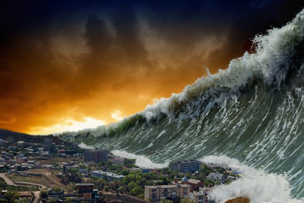 پس‌زمینه دراماتیک آخرالزمانی - امواج سونامی غول‌پیکر شهر ساحلی کوچک را در هم می‌کوبند