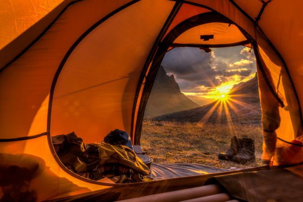 طلوع خورشید در داخل چادر