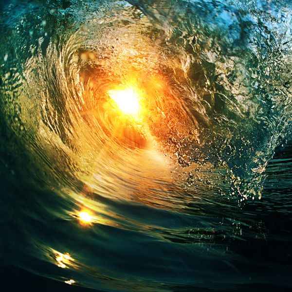 موج زیبای موج‌سواری اقیانوس که در زمان غروب خورشید در نزدیکی ساحل استوایی بسته می‌شود