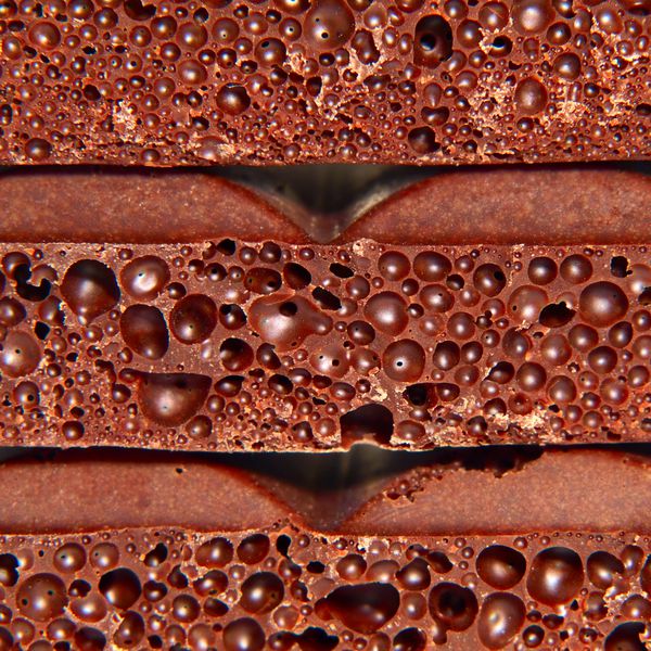 تکه های شکلات متخلخل که از نزدیک به عنوان پس زمینه گرفته شده اند