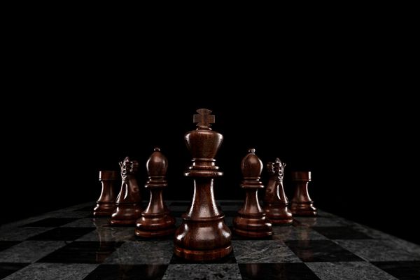 گروهی متشکل از 7 مهره شطرنج به رهبری شاه