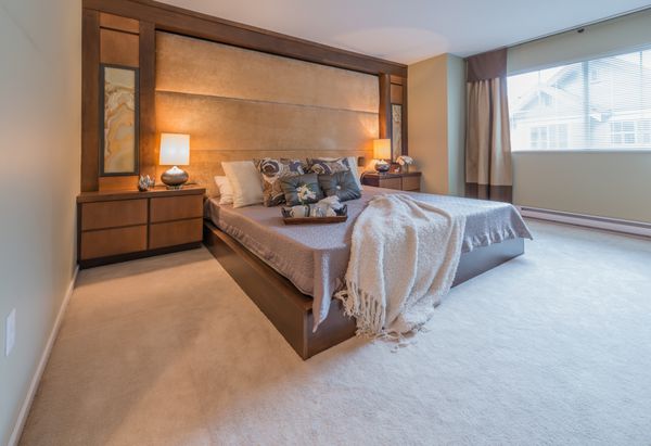 اتاق خواب مستر لوکس مدرن راحت به زیبایی تزئین شده است طراحی داخلی