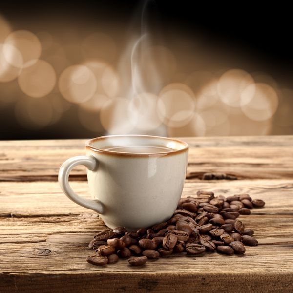 قهوه قهوه ای و دانه های قهوه قهوه ای