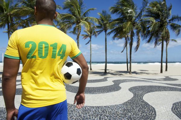 فوتبالیست برزیلی با پیراهن 2014 به رنگ برزیل ریودوژانیرو