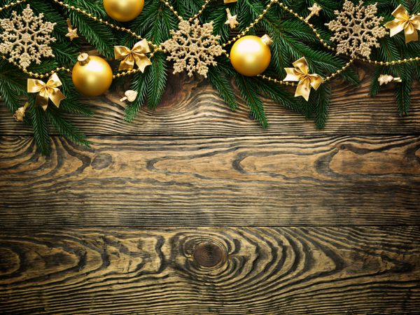 درخت کریسمس با تزئین روی تخته چوبی