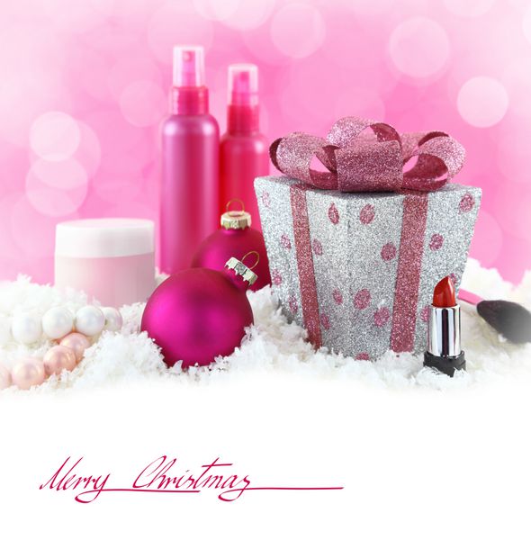 هدایای کریسمس محصولات زیبایی با زمینه برفی و صورتی