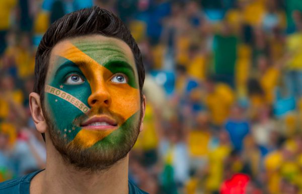 برزیلی پرچم برزیل را روی صورت خود نقاشی کرد