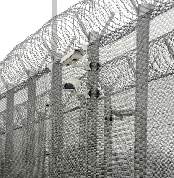 دوربین های مدار بسته روی دیوار زندان