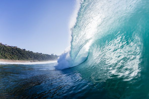 موج اقیانوس موج می زند شنا امواج اقیانوس موج می زند موج اقیانوس به سمت جلو حرکت می کند و با انرژی و قدرت به صخره های کم عمق و میله های شنی برخورد می کند