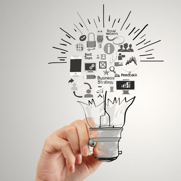 طراحی دستی استراتژی تجاری خلاقانه با لامپ به عنوان مفهوم