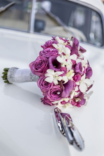 دسته گل عروس زیبا تازه و رنگارنگ
