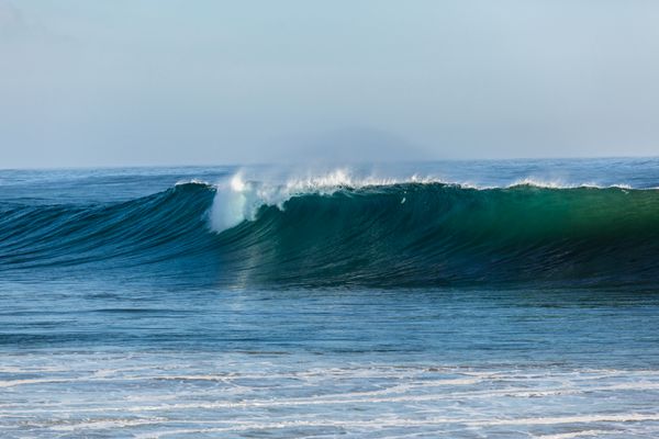 دیوار موج اقیانوس موج اقیانوس ایستاده به صورت ایستاده بر روی شن‌های کم عمق برخورد می‌کند