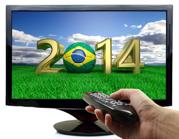 2014 و توپ فوتبال با پرچم برزیل در تلویزیون
