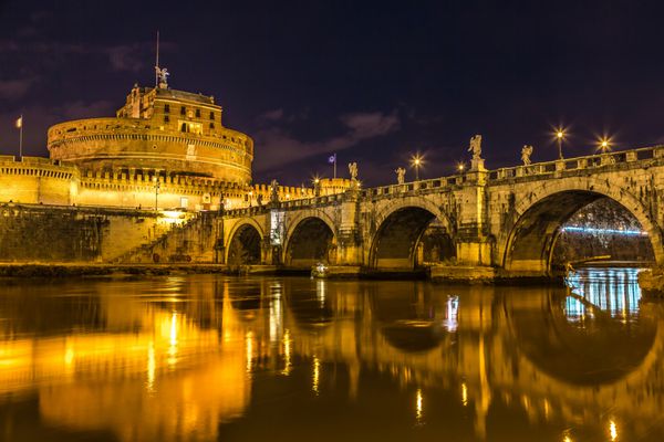 مقبره هادریان که معمولاً به عنوان Castel SantAngelo شناخته می شود و پل SantAngelo که در شب روشن می شود عکس رم ایتالیا