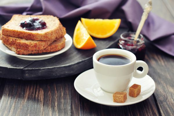 صبحانه با نان تست مربای میوه و قهوه در سینی