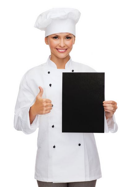 آشپزی تبلیغات و مفهوم غذا - سرآشپز زن آشپز یا نانوا خندان با کاغذ سفید سیاه که شست را نشان می دهد