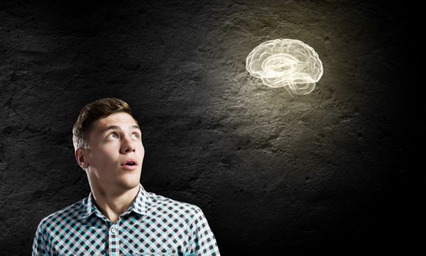 تصویر مرد جوان و مغز در پس زمینه تاریک