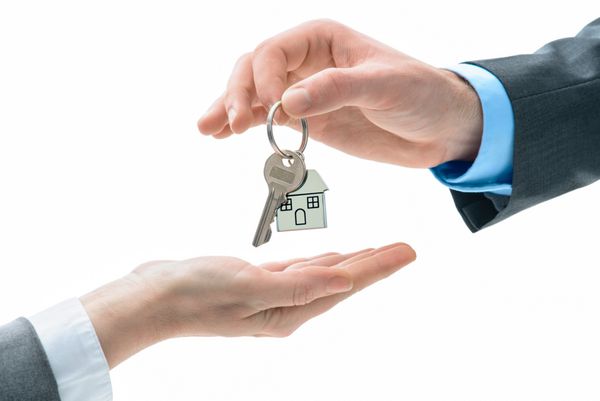 مردی کلید خانه را به دست های دیگر می دهد مفهوم املاک و مستغلات و معامله