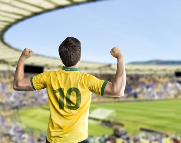 یک هوادار برزیلی در ورزشگاه جشن گرفت