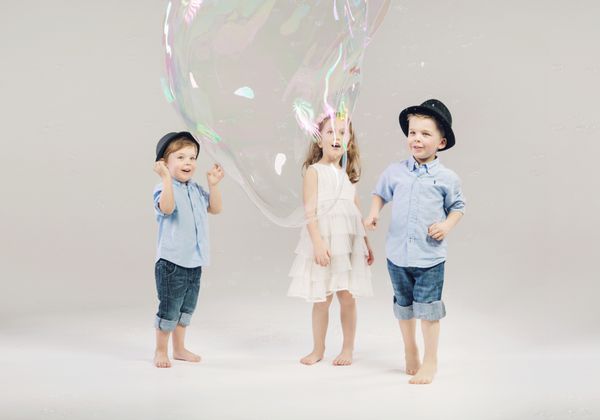 بچه های دوست داشتنی که با حباب های صابون بازی می کنند