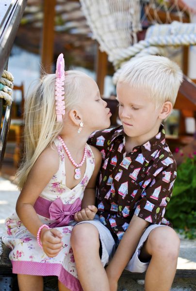 دختر کوچولوی دوست داشتنی که پسری را می بوسد