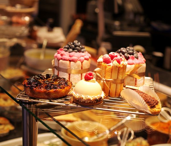 شیرینی های فرانسوی در یک مغازه شیرینی فروشی در فرانسه به نمایش گذاشته شده است