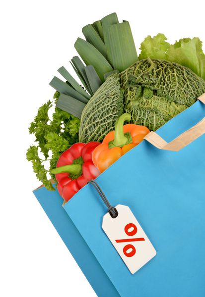 کیسه مواد غذایی با سبزیجات جدا شده در پس زمینه سفید