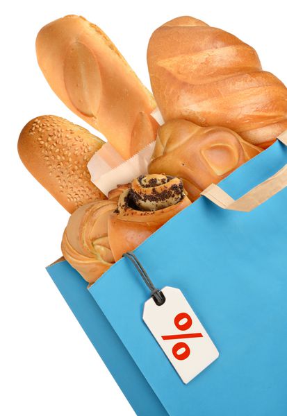 کیسه مواد غذایی با نان تازه جدا شده در پس زمینه سفید