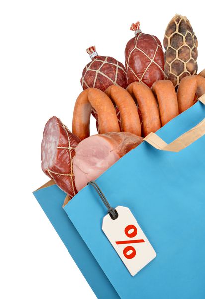 کیسه مواد غذایی با سوسیس و گوشت جدا شده در پس زمینه سفید
