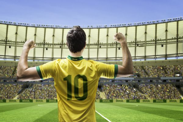 فوتبالیست برزیلی با هواداران در ورزشگاه جشن گرفت