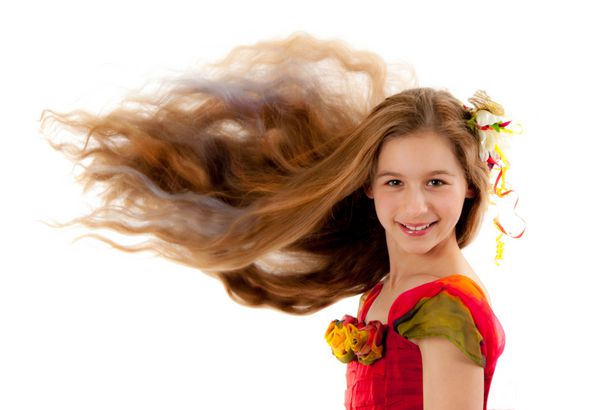 دختر جوان با موهای مجعد بلند
