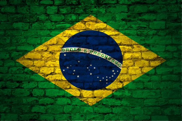 پرچم برزیل بر روی یک دیوار آجری سنگی با تصویر نقاشی شده است